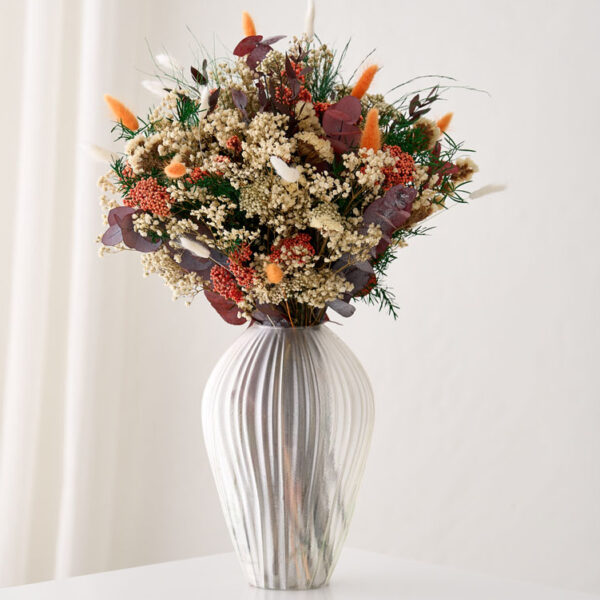 Evighedsbuket i sarte hvide, orange og røde farver med tørret og Langtidsholdbare blomster